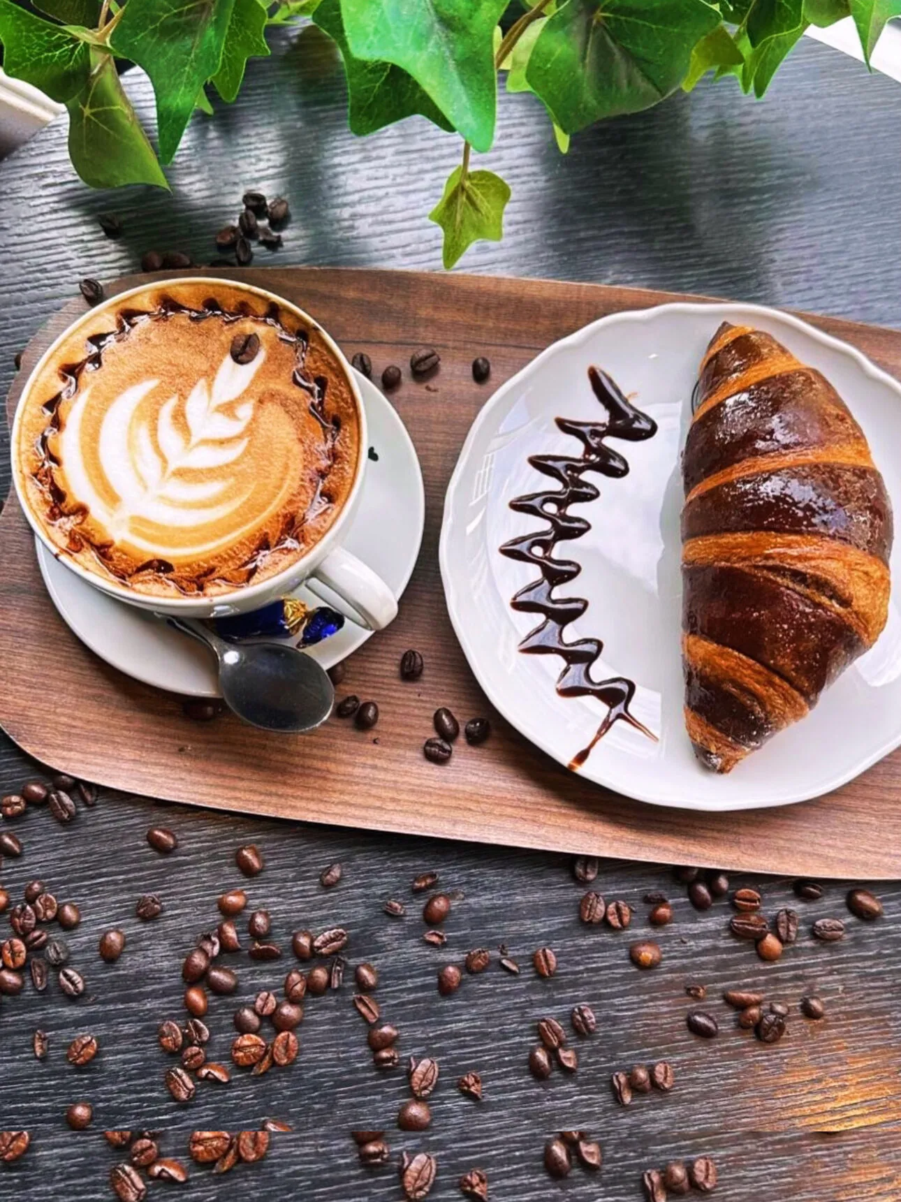 Cappuccino och croissant på Candela Coffee