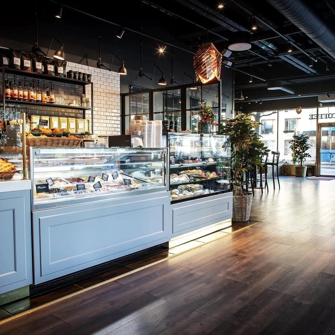 Interiör på Candela Coffee i Nordstan med kaffedisk, bakverk och sittplatser