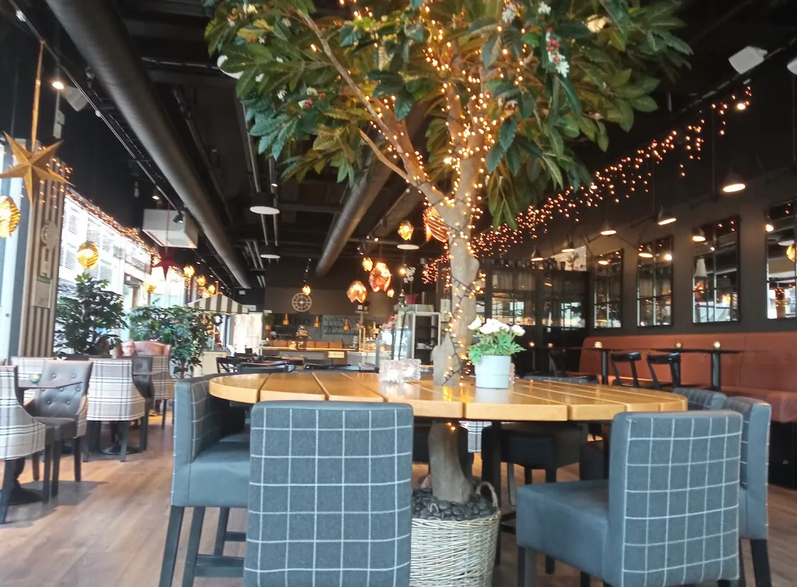 Sittplatser runt bord på Candela Coffee i Nordstan